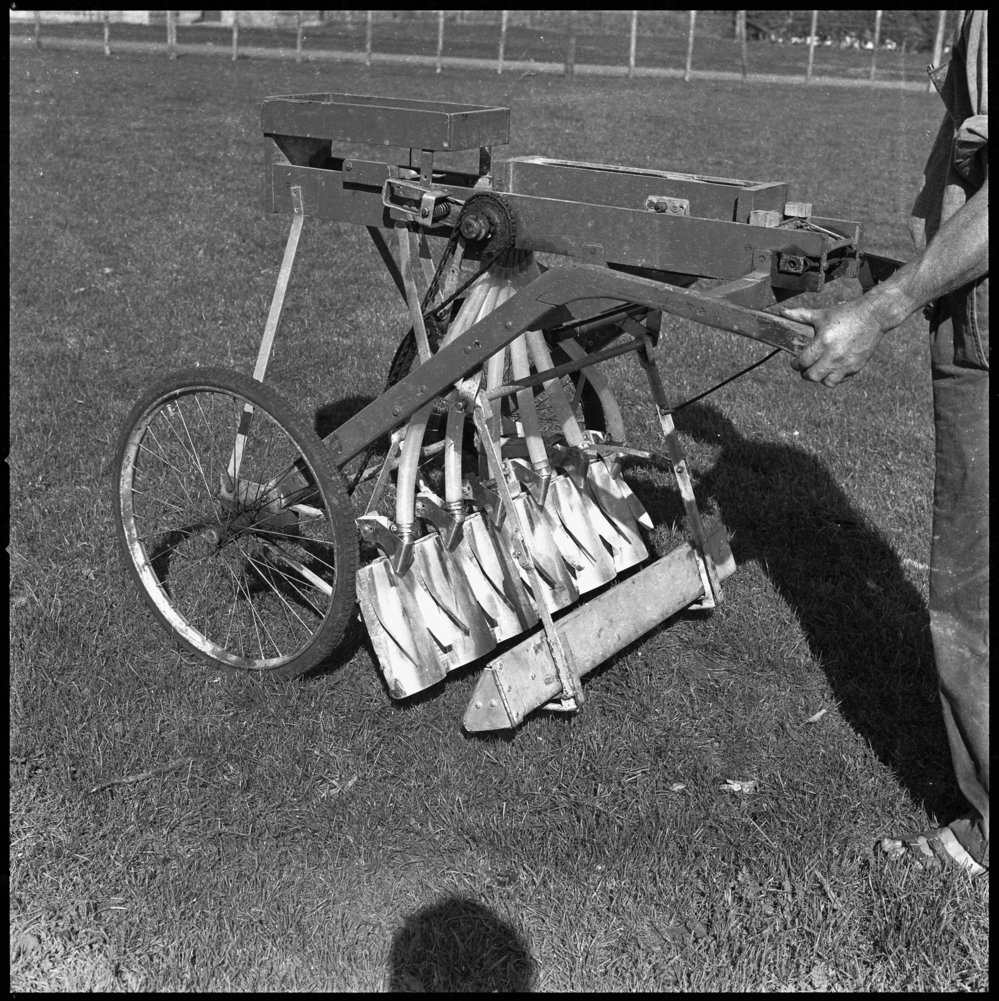 A fertiliser broadcaster for small plots: close-up