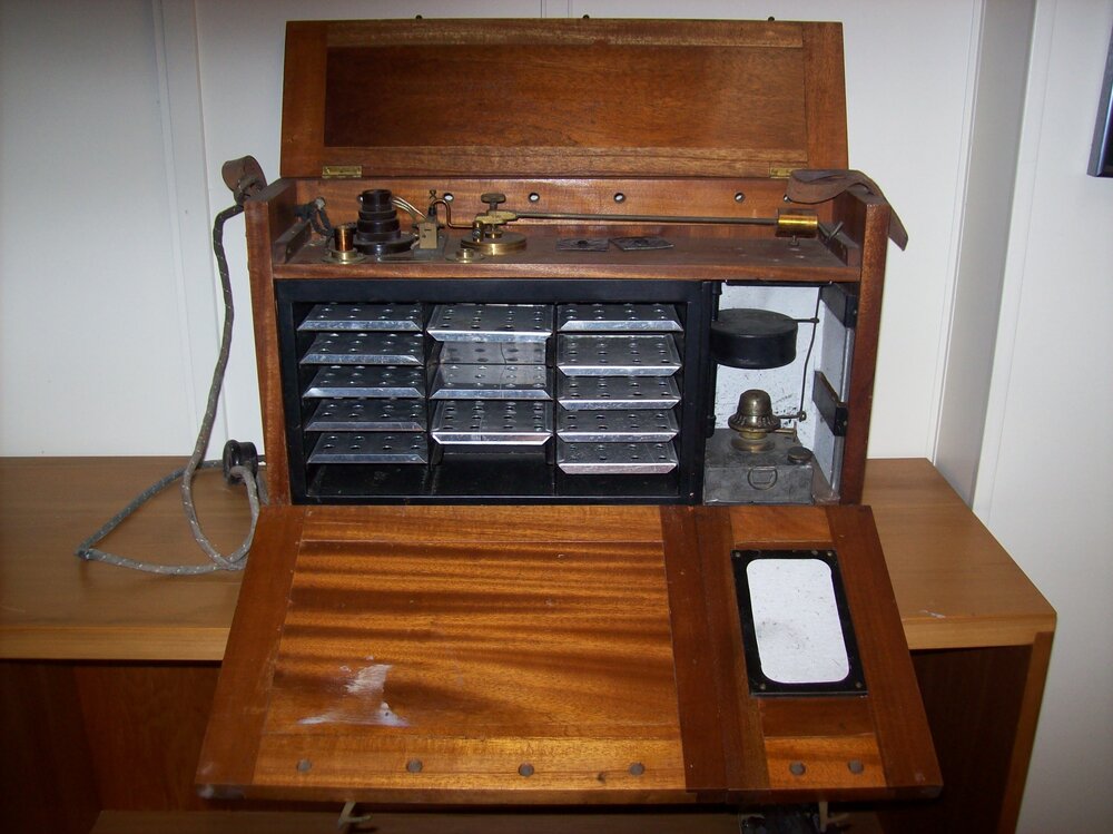 Electric incubator for laboratory use