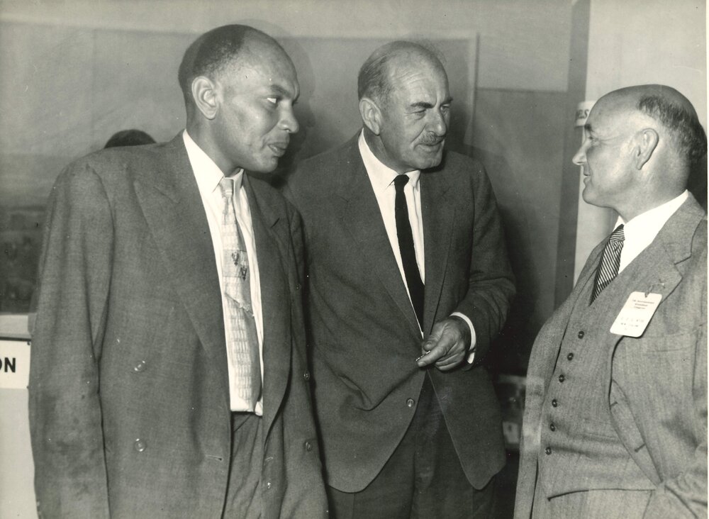 Mr. Hyde, Mr Molta and Mr. Vluit in conversation