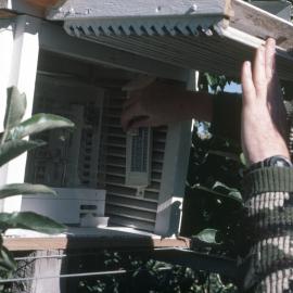 Stevenson screen. 1. Holding up the front panel